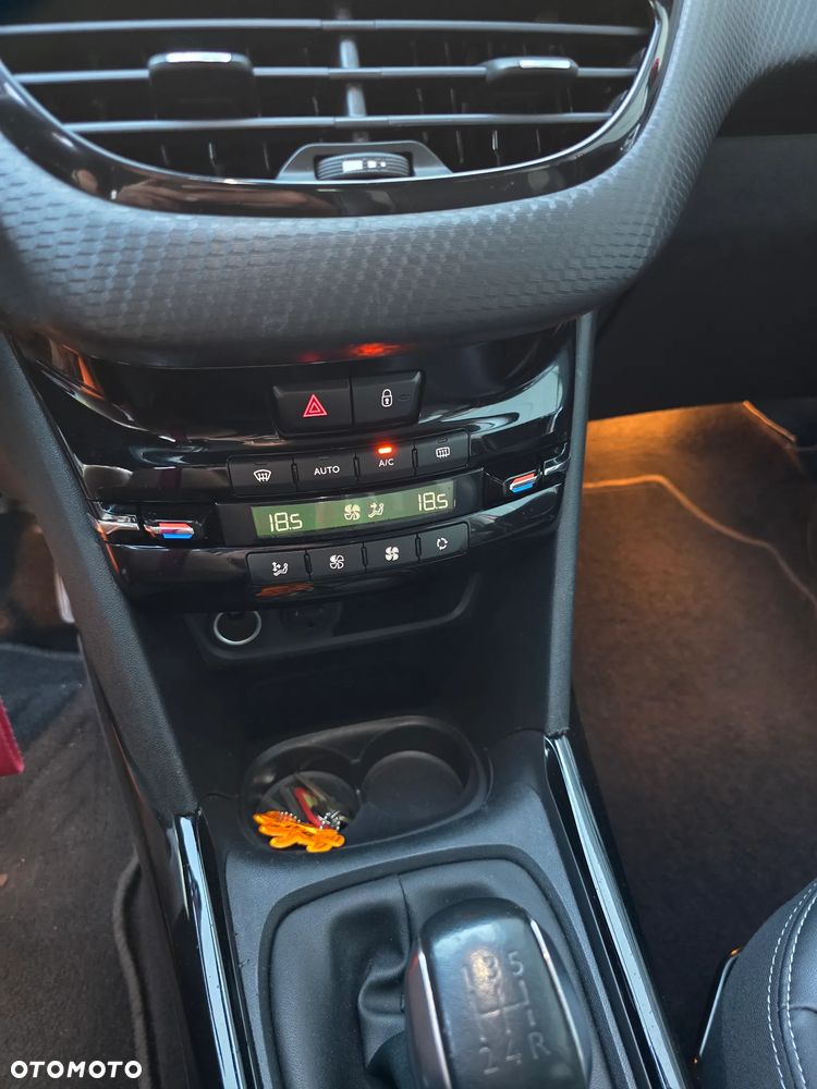 Peugeot 2008 1.2 Pure Tech GPF Signature S&S - 22