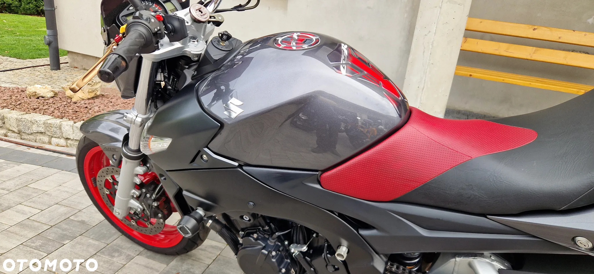 Suzuki GSR - 19
