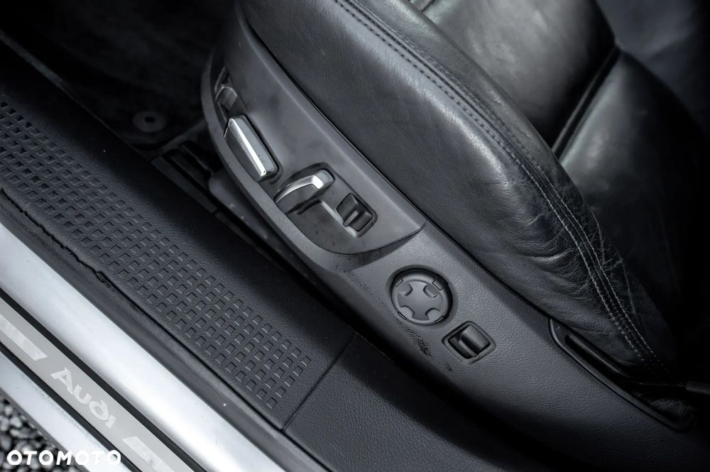 Audi A8 4.2 Quattro - 26