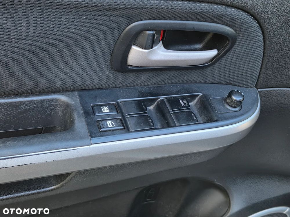 Suzuki Grand Vitara 1.9 DDiS Comfort DPF Family - 30