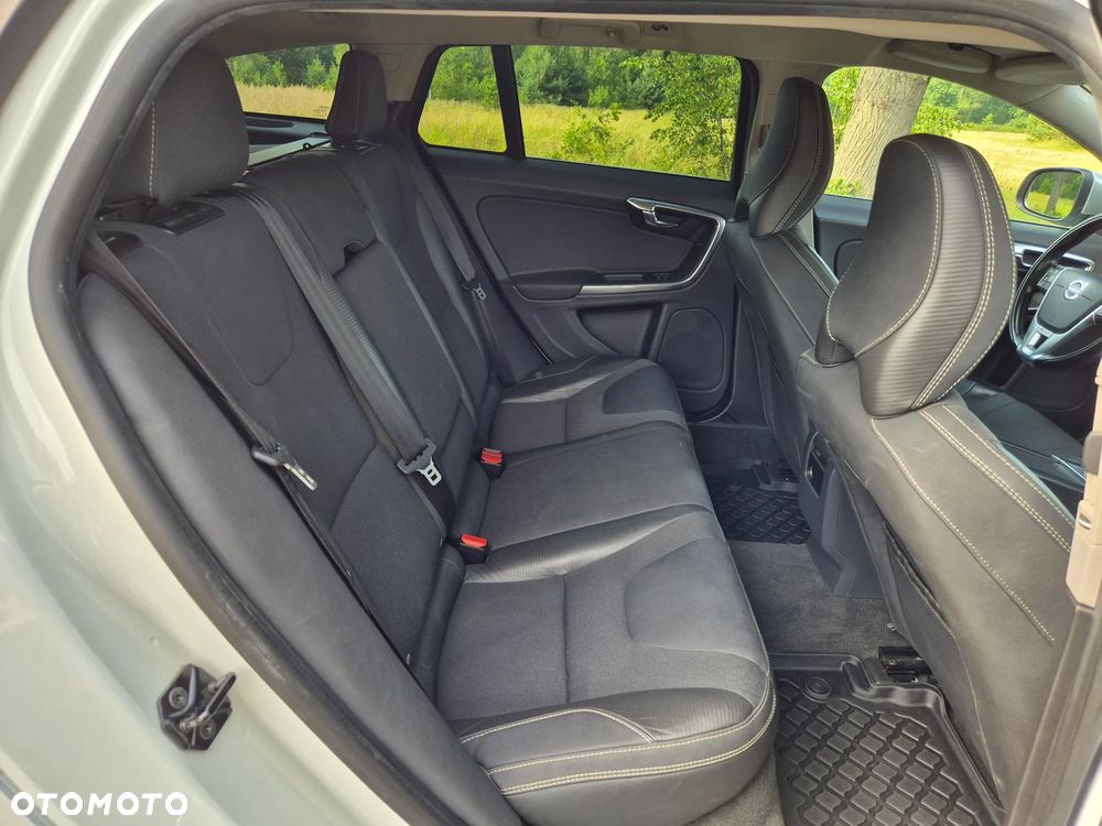 Volvo V60 D3 R-Design - 25