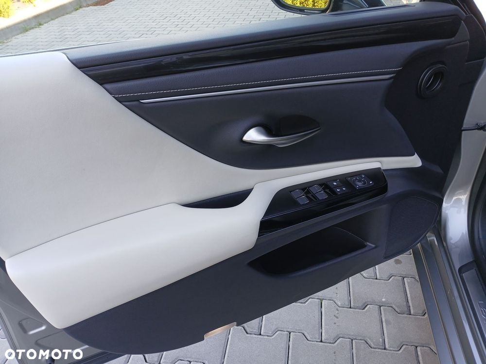Lexus ES 300h Business Edition - 25