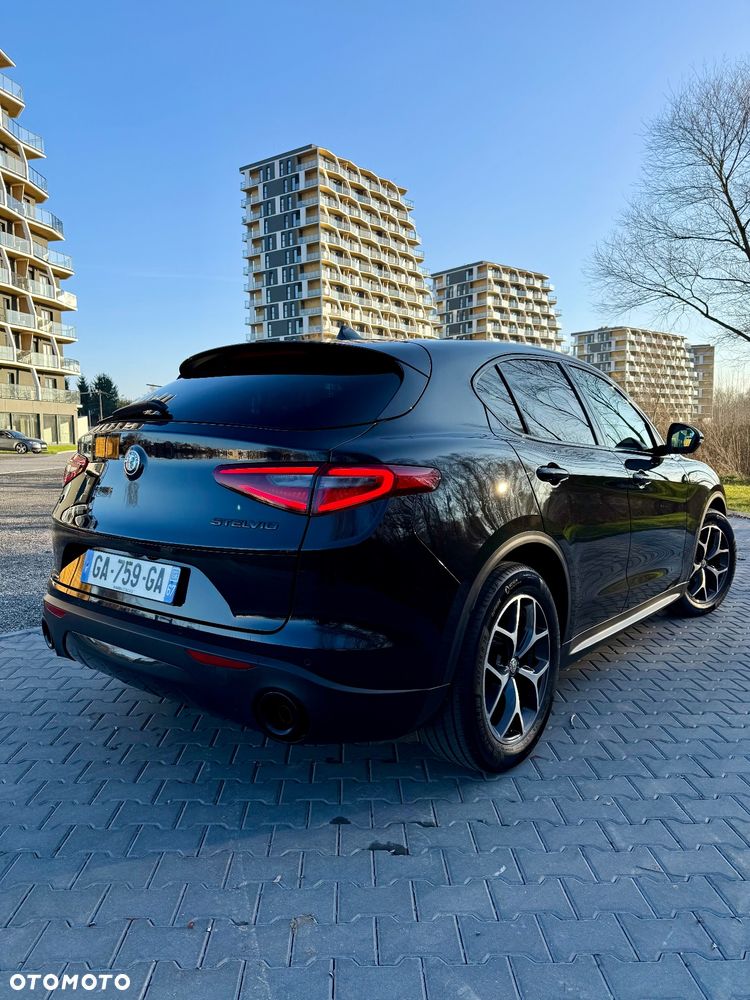Alfa Romeo Stelvio - 8
