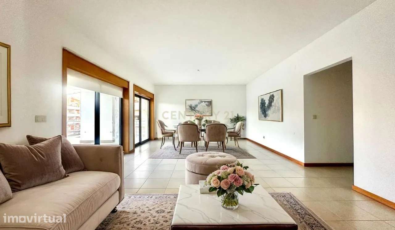 Apartamento T4 com Terraço, Varandas, Garagem e Lugar de Estacionament - Grande imagem: 3/40