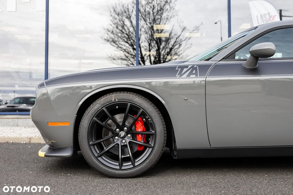 Dodge Challenger - 12