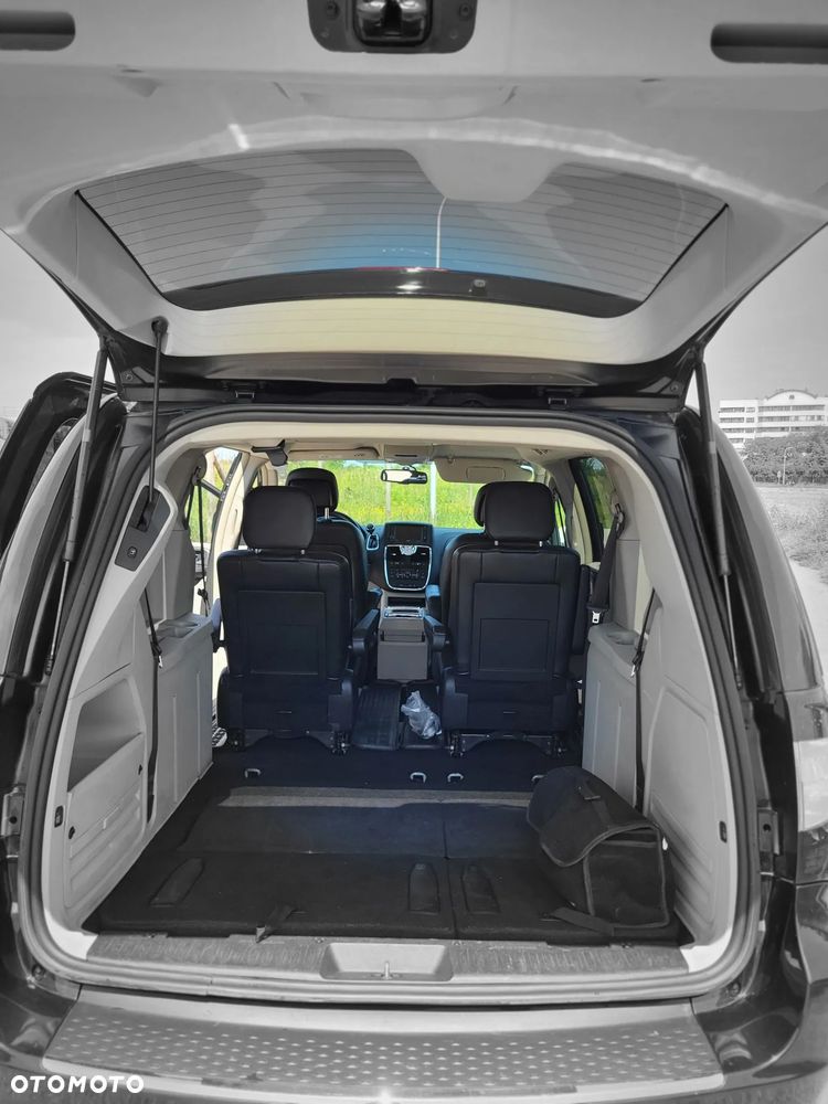 Chrysler Town & Country - 7
