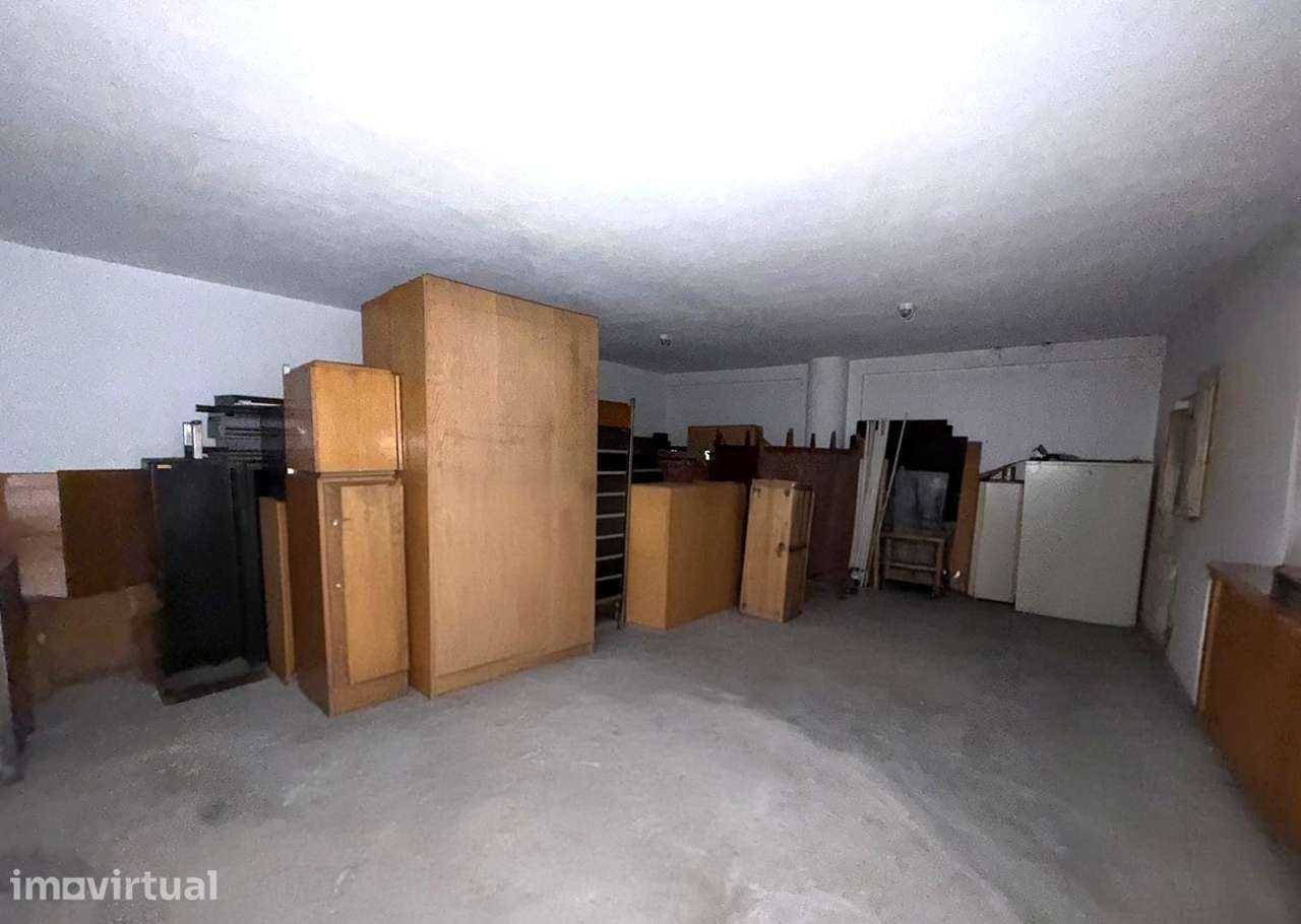 Garagem na cave de um prédio - Grande imagem: 5/8