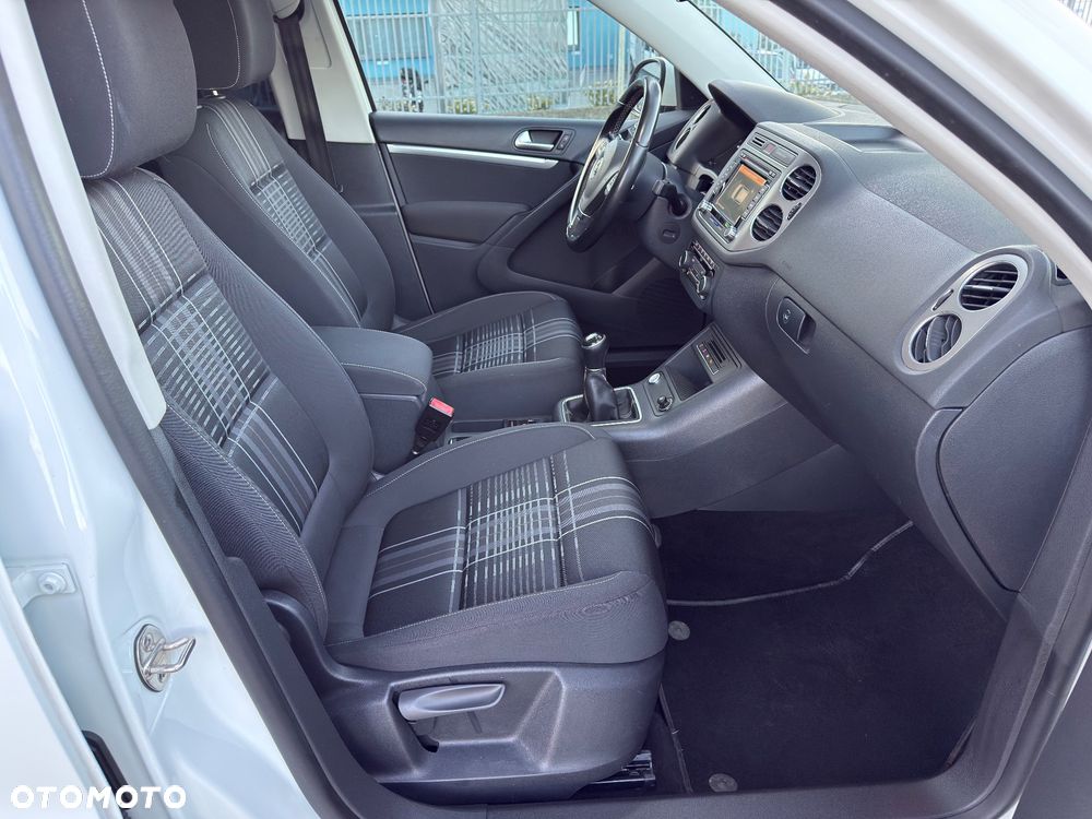Volkswagen Tiguan 2.0 TDI DPF BlueMotion Technology Lounge Sport & Style - 24