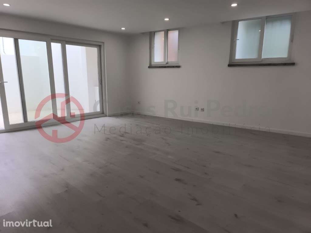 Apartamento Duplex T3 com logradouro e Parqueamento, Alhos Vedros - Grande imagem: 2/35
