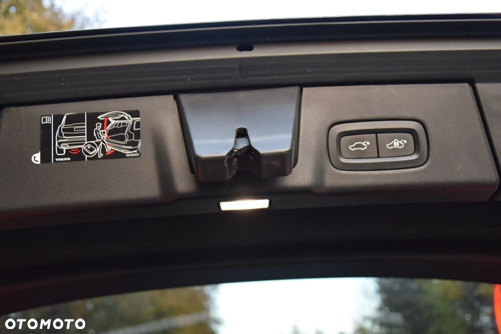 Volvo V90 T8 AWD Plug-In Hybrid R-Design - 17