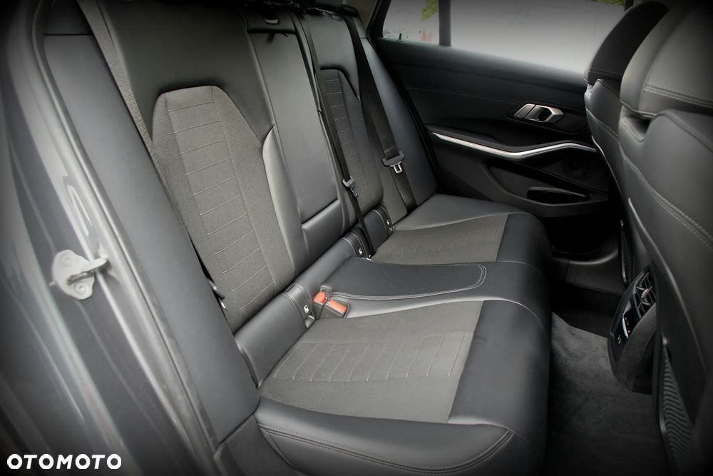 BMW Seria 3 330e Sport Line - 12