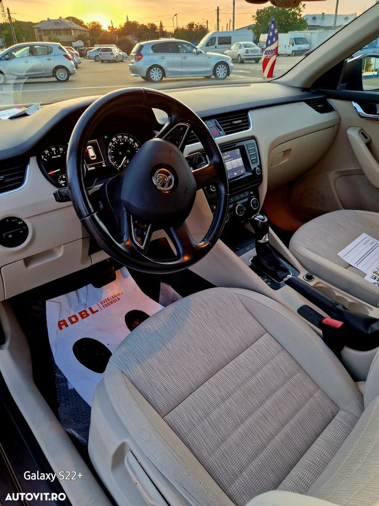 Skoda Octavia Combi 2.0 TDI DSG Premium Edition - 9