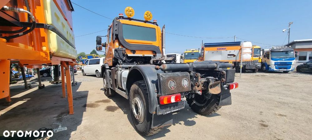 Mercedes-Benz Unimog U527 - 4