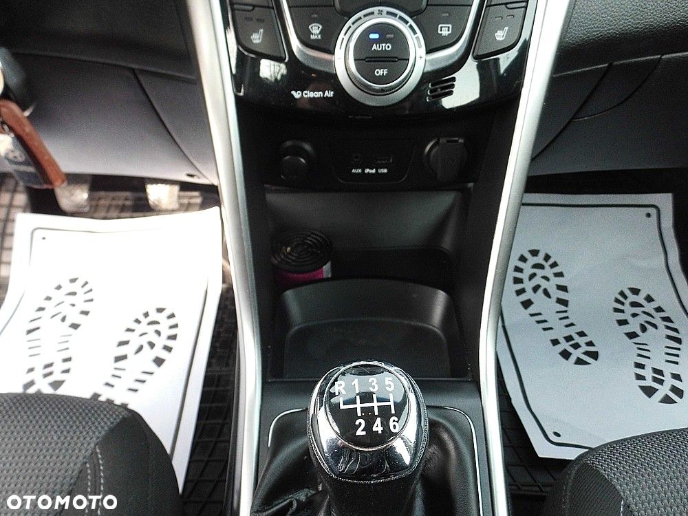 Hyundai i30 1.6 CRDi Fifa World Cup Edition - 24