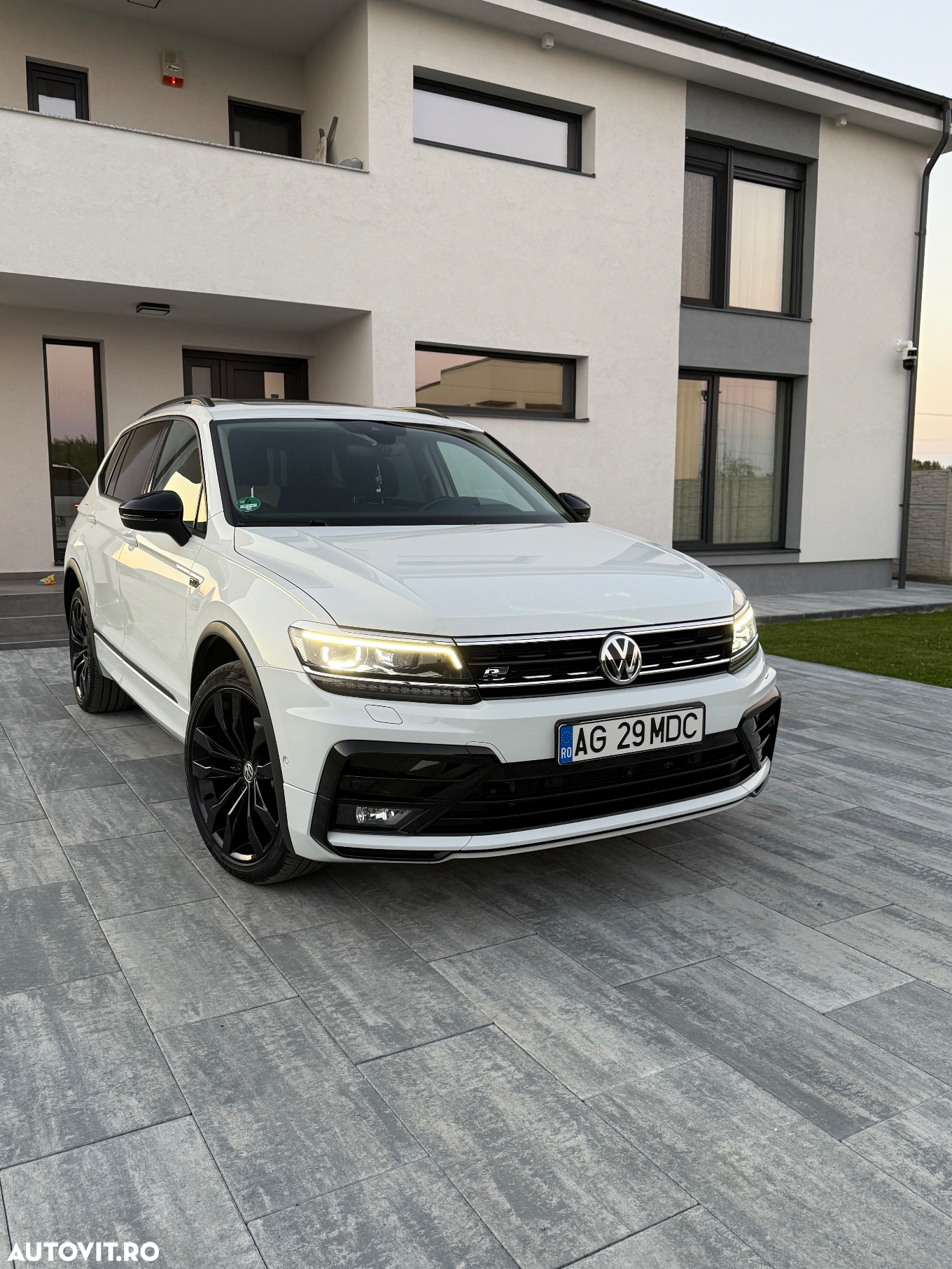 Volkswagen Tiguan Allspace 2.0 TDI 4Mot DSG R-Line - 2