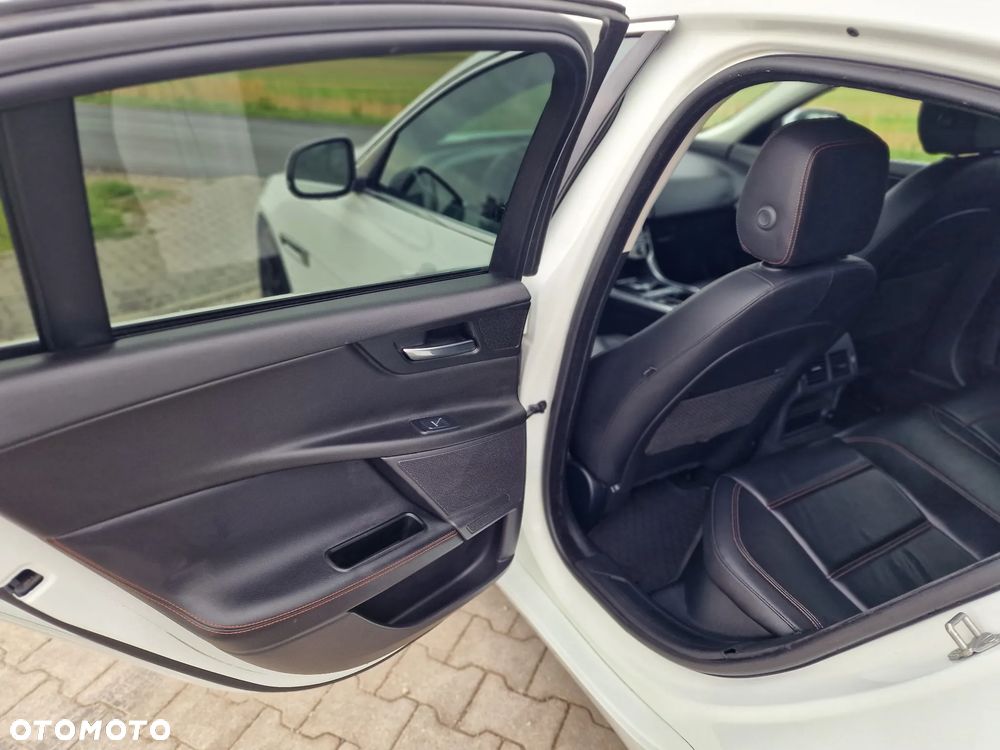 Jaguar XE 20d AWD R-Sport - 17