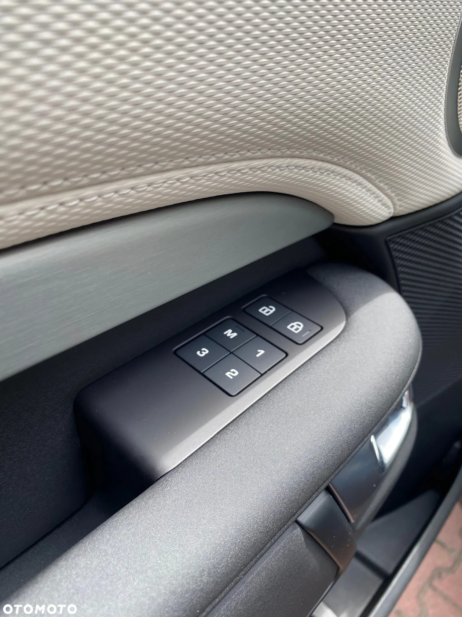 Land Rover Discovery V 3.0 D250 mHEV R-Dynamic SE - 16