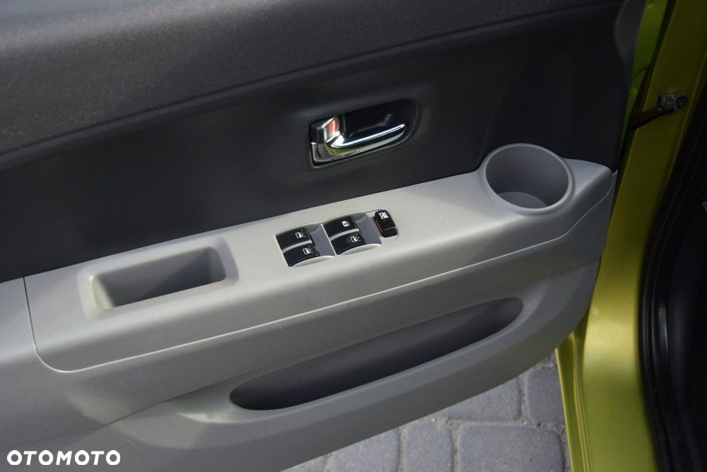 Daihatsu Sirion - 25
