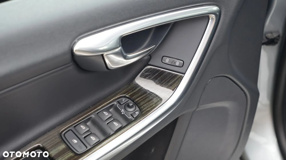 Volvo V60 D6 AWD Plug-in Hybrid R-Design Summum - 25