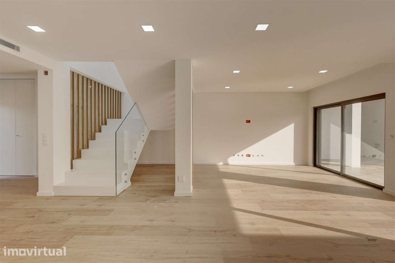 Moradia T4 com 4 Suites, Piscina Aquecida e Box com Carregamento Elétr - Grande imagem: 4/25