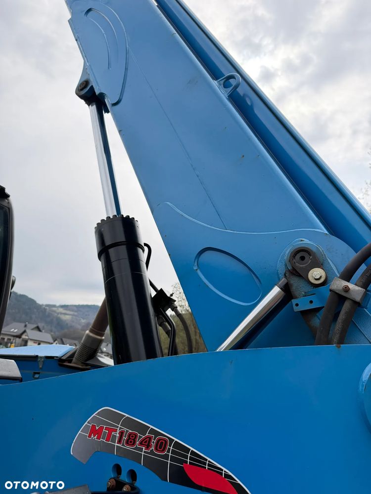 Manitou MT1840. Ładowarka Teleskopowa 18 metrów wysuw! UDŹWIG 4 TONY! Przebieg 2600 mtg. jak Nowa z SALONU. 2016 rok. z Norwegii z Gospodarstwa rolnego! Silnik PERKINS Turbo 110 km. Aktualne Serwisy w Dekra. Nowy Model sterowane wszystko z 1 dżojstika. Ani deka luzów czy wycieku. OKAZJA! Jazda REWERS + 4 biegi. Skręt 3 tryby. Wyjście Hydrauliczne pod przyczepę i oświetlenie, Poziomowanie ośi stabilizatory! Wyjścia Hydrauliczne na maszt! Okazja - 39