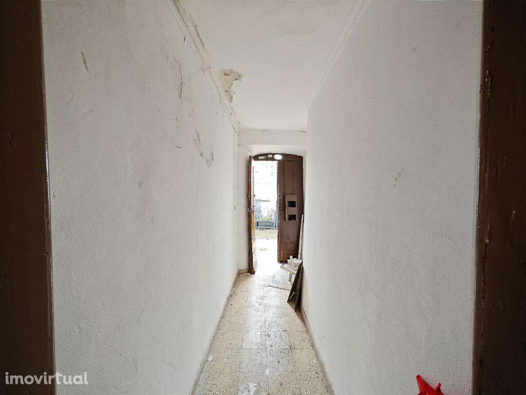 Prédio em zona da Rua da Sofia - Grande imagem: 2/6