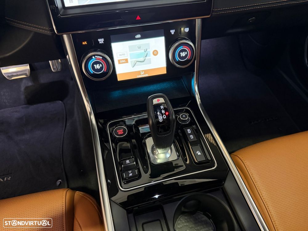 Jaguar XE 2.0 i4 R-Dynamic HSE - 19