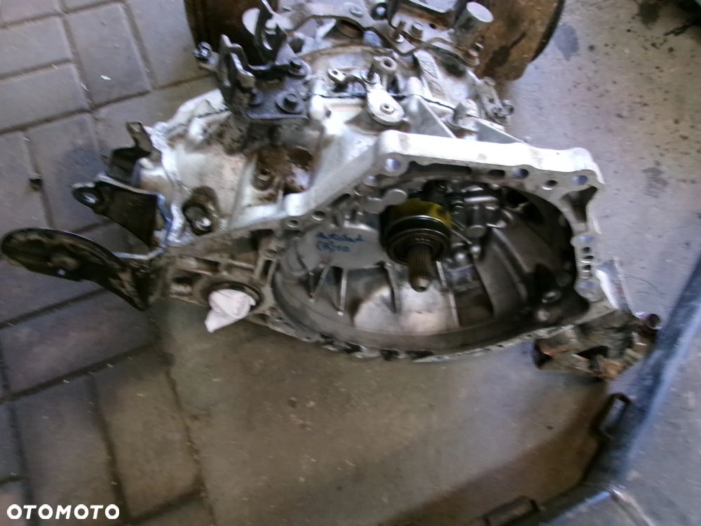 SKRZYNIA BIEGÓW 2.0 16V AVENSIS T27 - 2