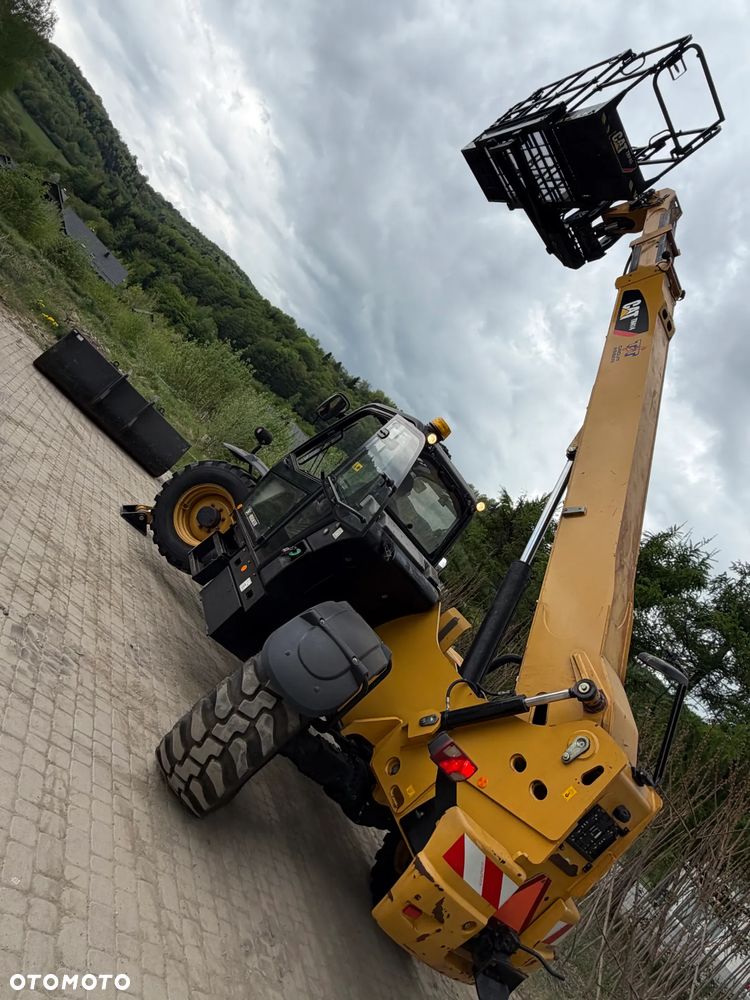 Caterpillar TH414 CAT Ładowarka Teleskopowa Dźwig Zwyżka 17 metrów wysuw z Bocianem. Udźwig 4 tony. Kosz z Pilotem. Widły. Łyżka szufla. Wysięgnik Bocian. Maszyna jak Nowa z Norwegii Pracowała w Urzędzie Komunalnym. KLIMATYZACJA. DEKRA BMWT. skręt 3 tryby 4 koła KRAB. Auto-poziomowanie! Zero luzów wycieków jak Nowa z salonu. Małe Gabaryty maszyny a potężny zasięg i udzwig! Skrzynia Hydrostatic 4 biegi. Zmiana na Pokrętle przy kierownicy. Wszystko Sterowane z 1 dżojstkika wraz z łapami! OKAZJA. Dużo dodatkowych sekcji hydraulicznych! pracowała głównie z koszem. Zero luzów - 3
