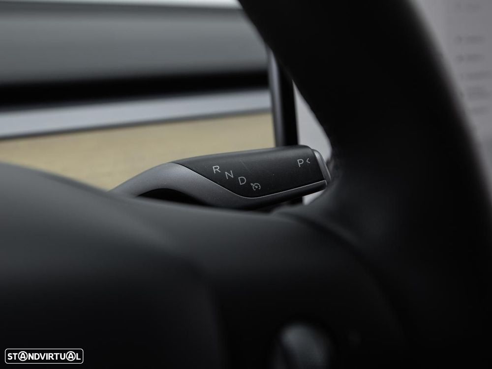 Tesla Model Y Long Range Dual Motor AWD — fotografia 20