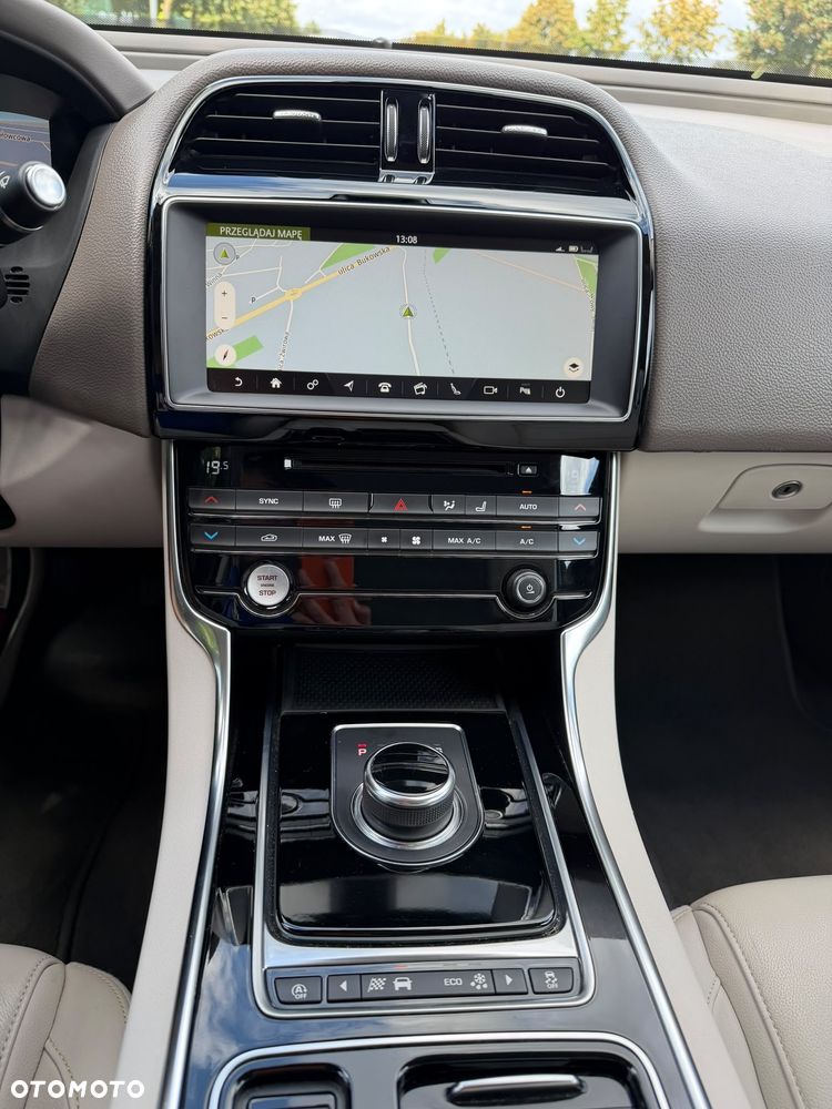 Jaguar XE 2.0 T Prestige - 16