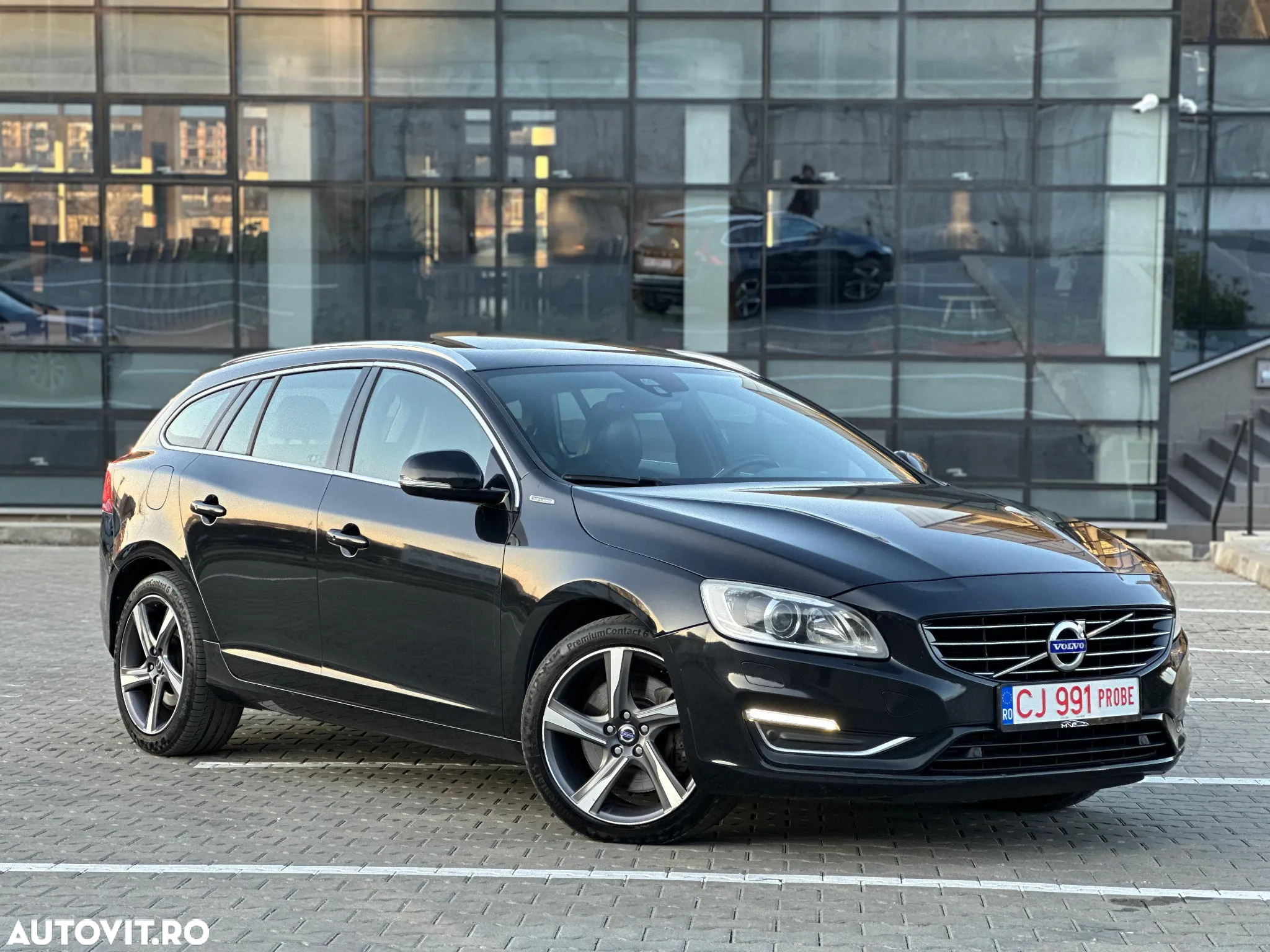 Volvo V60 D6 Plug-In-Hybrid AWD Geartronic Summum - 2