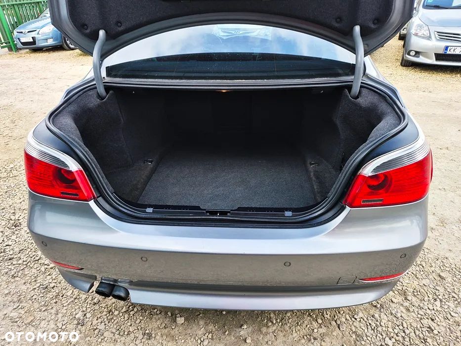 BMW Seria 5 523i - 32