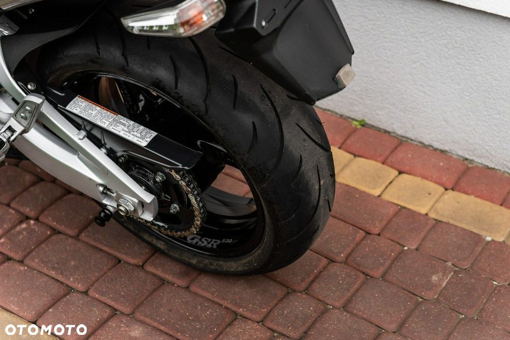Suzuki GSR - 8