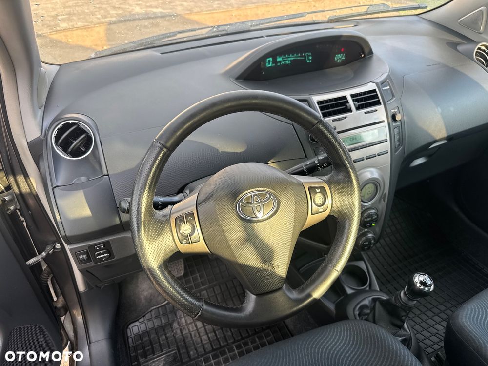 Toyota Yaris 1.4 D-4D Prestige - 13