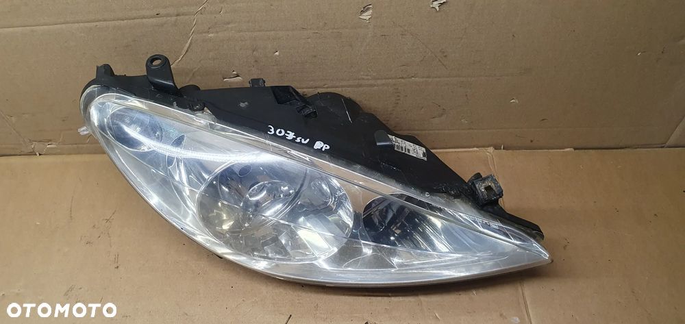 Lampa prawy przód przednia prawa Peugeot 307 9634369080 - 2