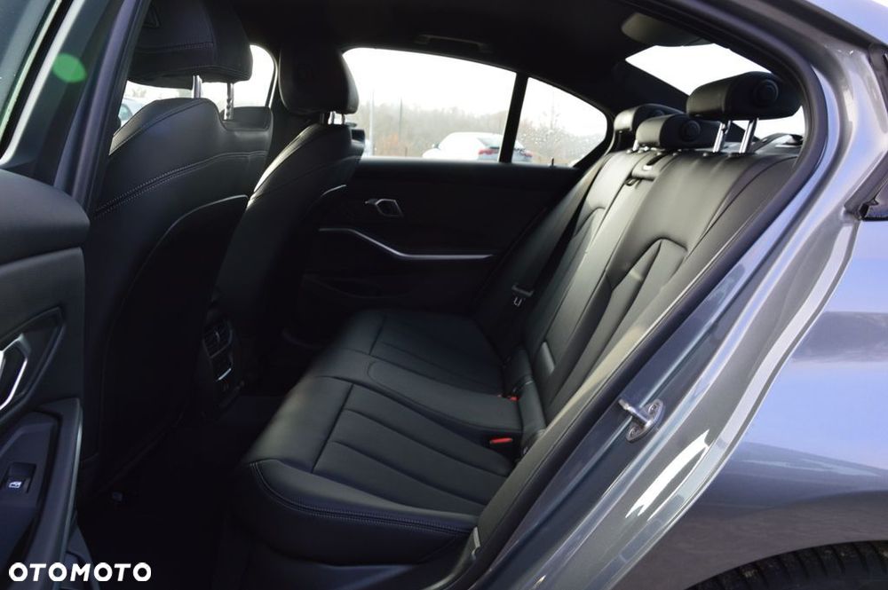 BMW Seria 3 318i M Sport - 11