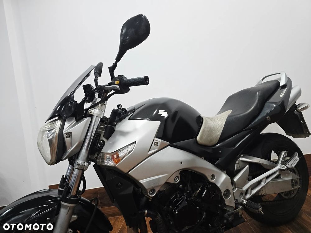 Suzuki GSR - 5