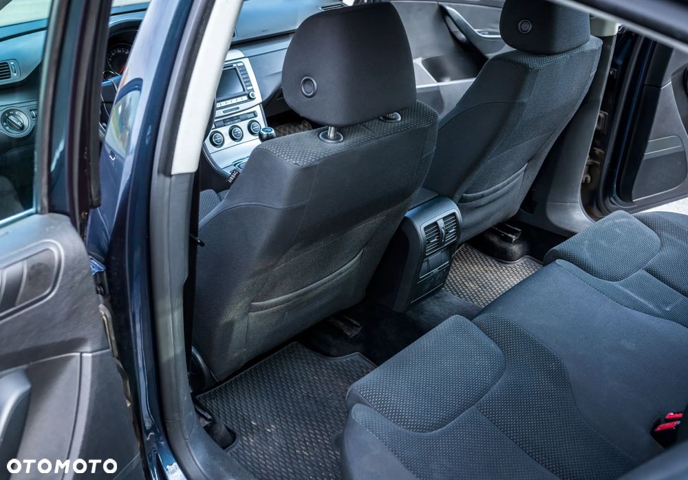 Volkswagen Passat 2.0 TDI DPF Comfortline - 22