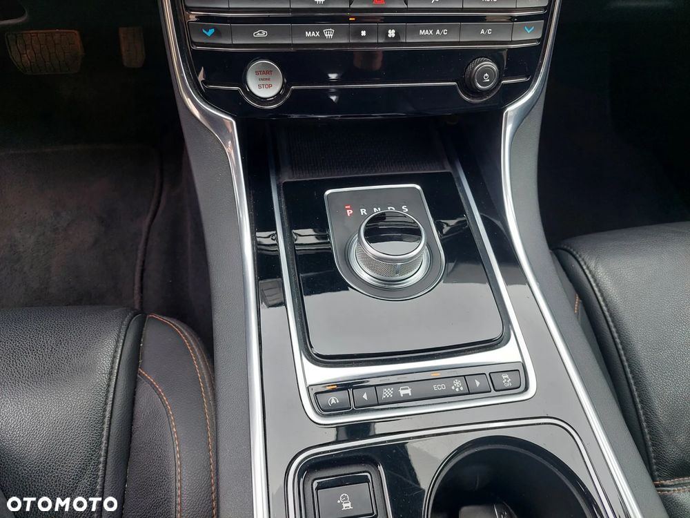 Jaguar XE 2.0 D AWD Prestige - 17