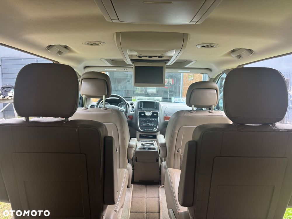 Chrysler Town & Country - 26