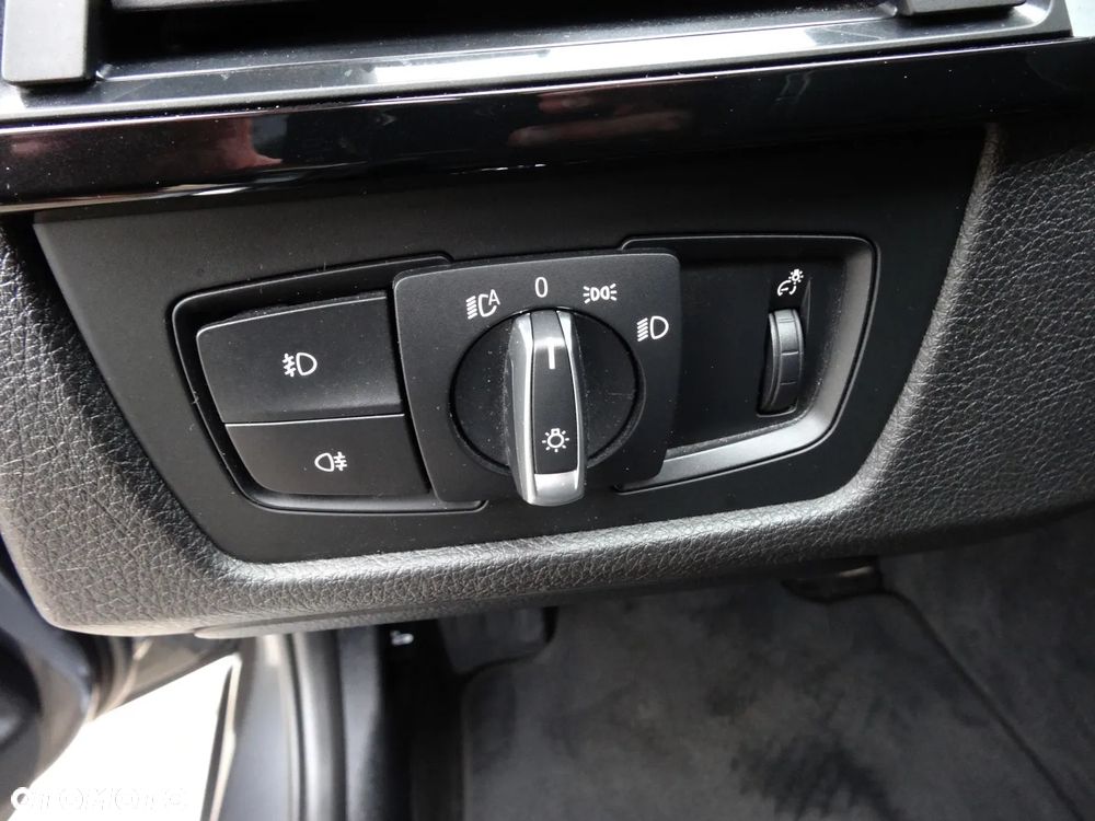 BMW Seria 3 318d Sport Line - 34
