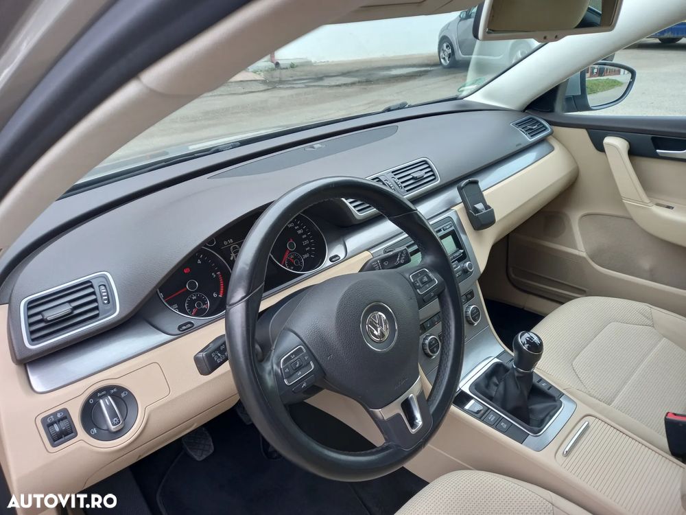 Volkswagen Passat 1.6 TDI DPF BlueMotion Technology Highline - 11