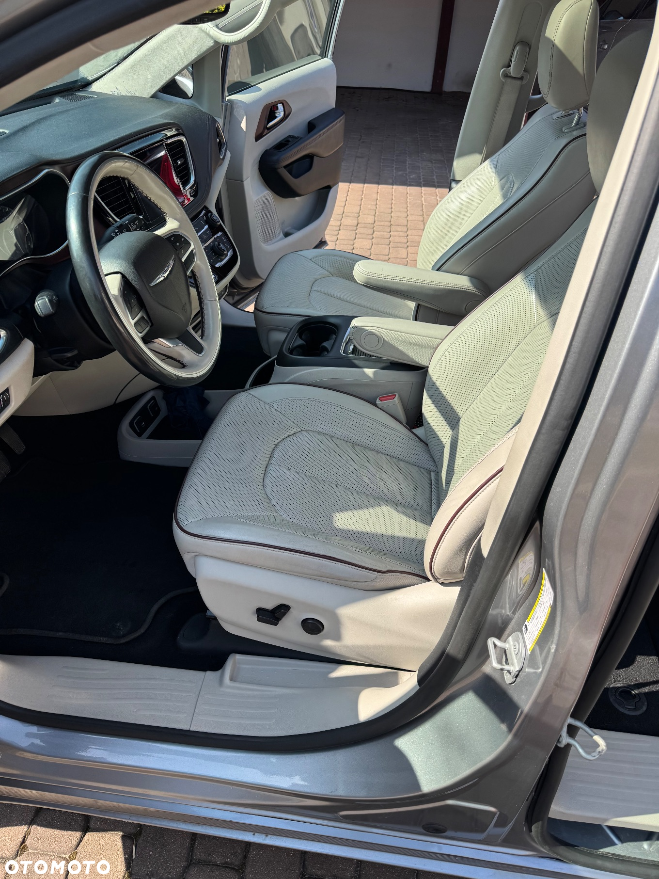 Chrysler Pacifica - 11
