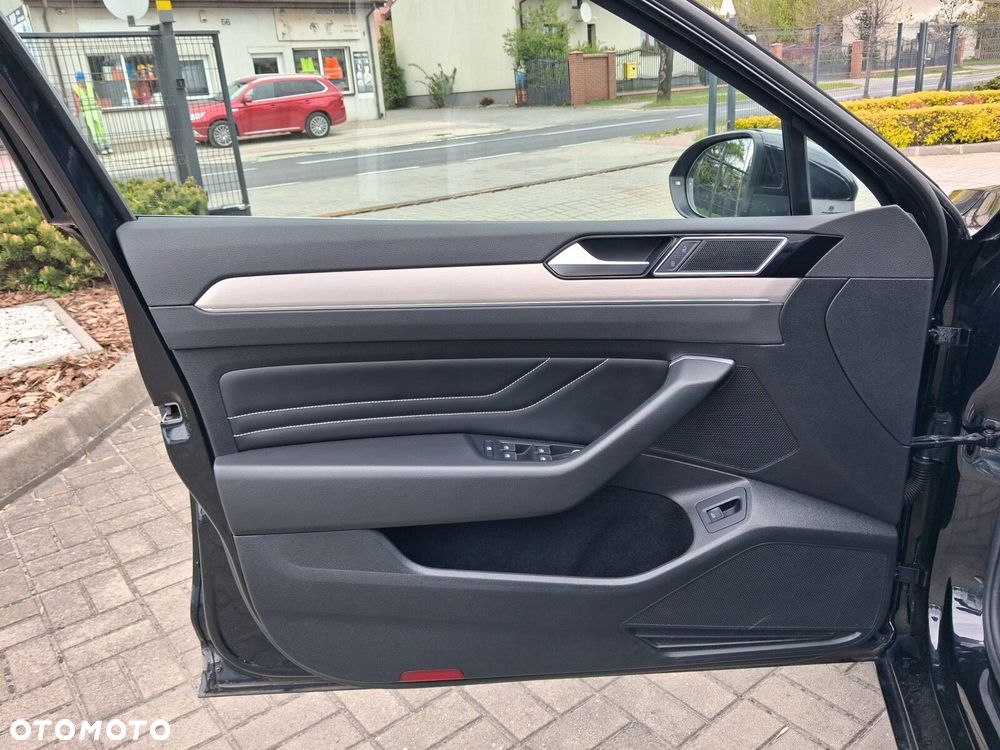 Volkswagen Passat - 12