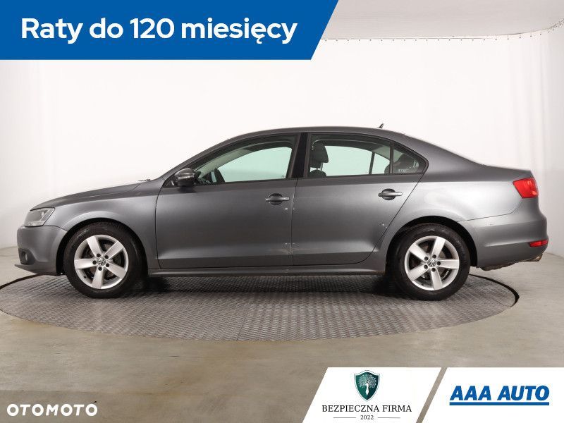 Volkswagen Jetta - 4