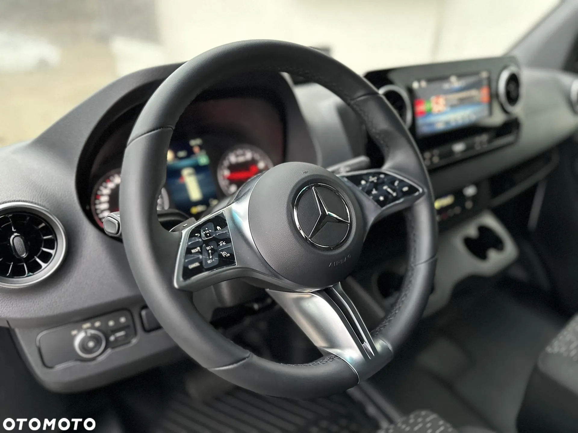 Mercedes-Benz Sprinter - 13