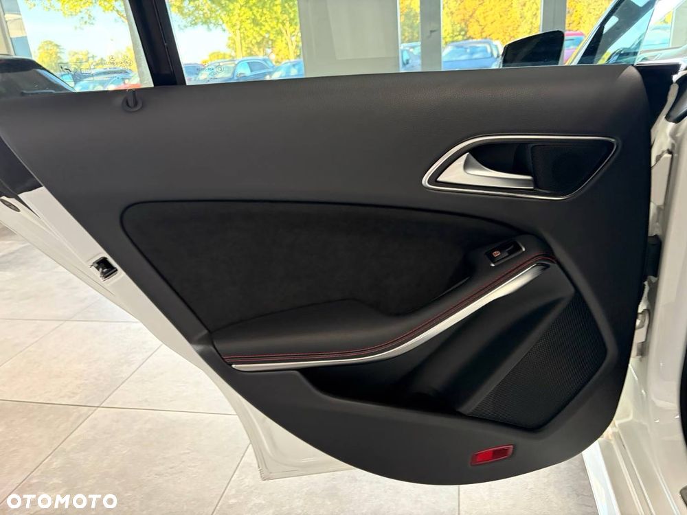 Mercedes-Benz CLA 220 4-Matic AMG Line - 23