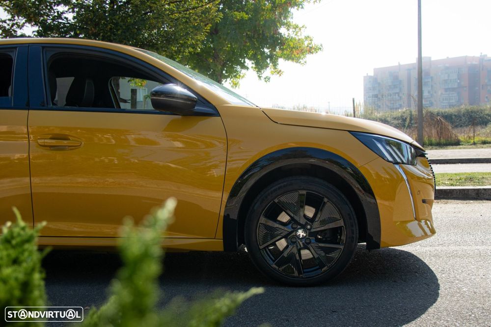 Peugeot e-208 GT - 15