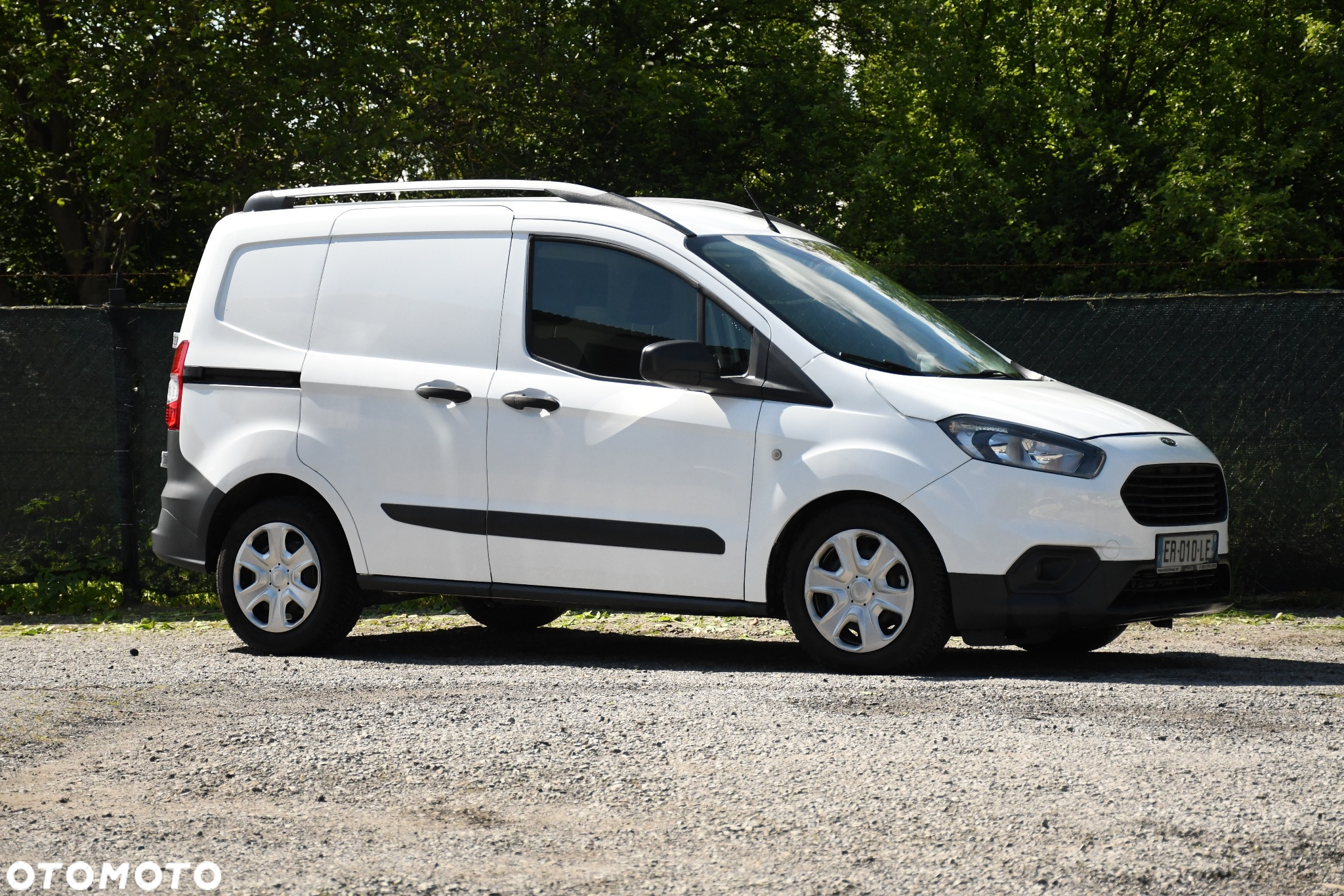Ford Transit Courier - 18